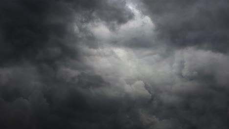 Zeitraffer-Von-Wirklich-Dunklen-Gewitterwolken