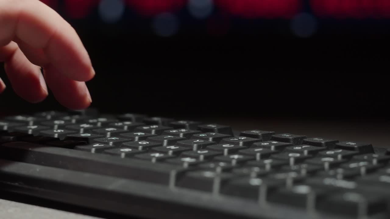컴퓨터 키보드 에서 타이핑 하는 사람