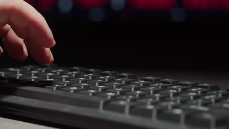 persona que escribe en un teclado de computadora