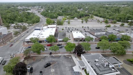 Downtown-Wayne,-Michigan-with-drone-video-moving-sideways