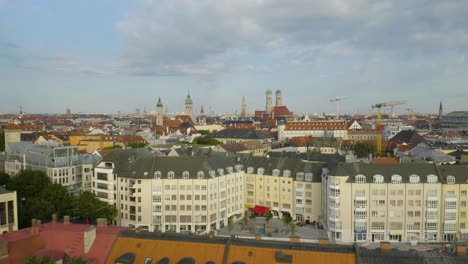 Niedriger-Luftflug-über-Schöne-Münchener-Wohnhäuser,-Marienplatz-Im-Hintergrund