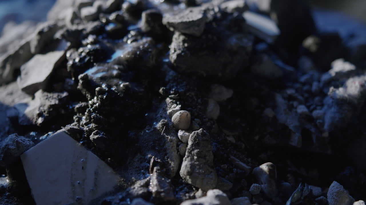 primer plano de un deslizamiento de tierra sobre una superficie rocosa y fangosa suave macro dolly shot