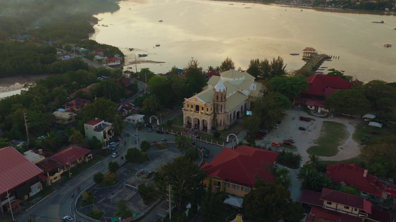 Toàn cảnh từ trên không Nhà thờ Dauis bên bờ biển ở Bohol, Philippines.