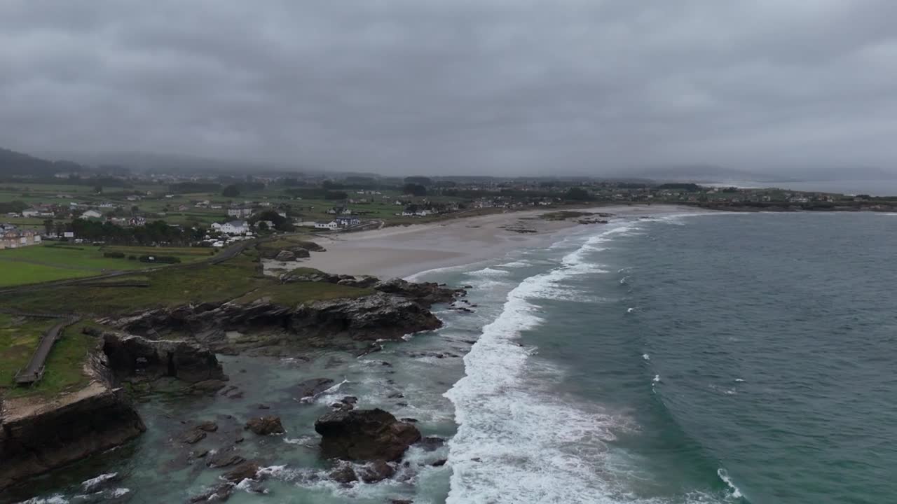 Barsk kystlinje Nordspanien drone, luftfoto.