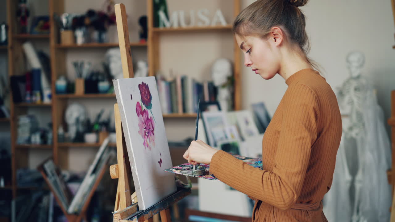 Kvinde maler blomster i et atelier