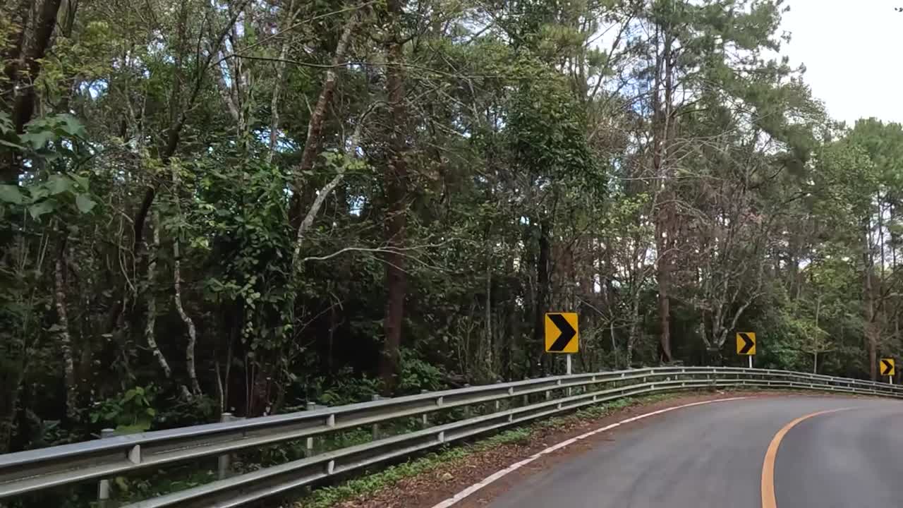 구부러진 산악 도로 를 이동 하는 차량