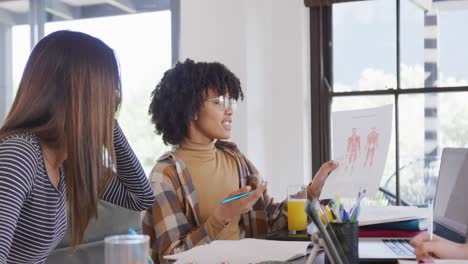 amigas adolescentes diversas usando computadora portátil y aprendiendo juntas en casa, cámara lenta