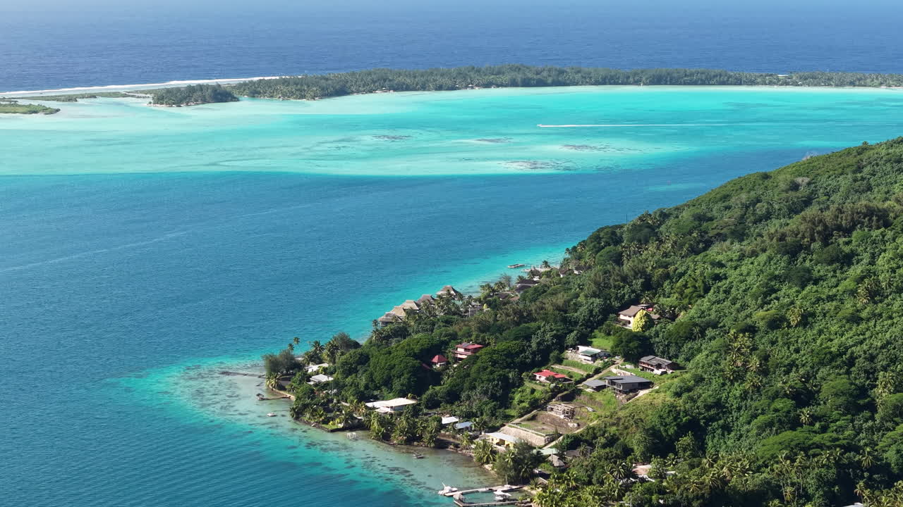 Bora Bora, Polynesie thuộc Pháp. Ảnh chụp từ máy bay không người lái về ngôi làng ven biển, đầm phá màu ngọc lam và các đảo Motu trên rạn san hô chắn sóng