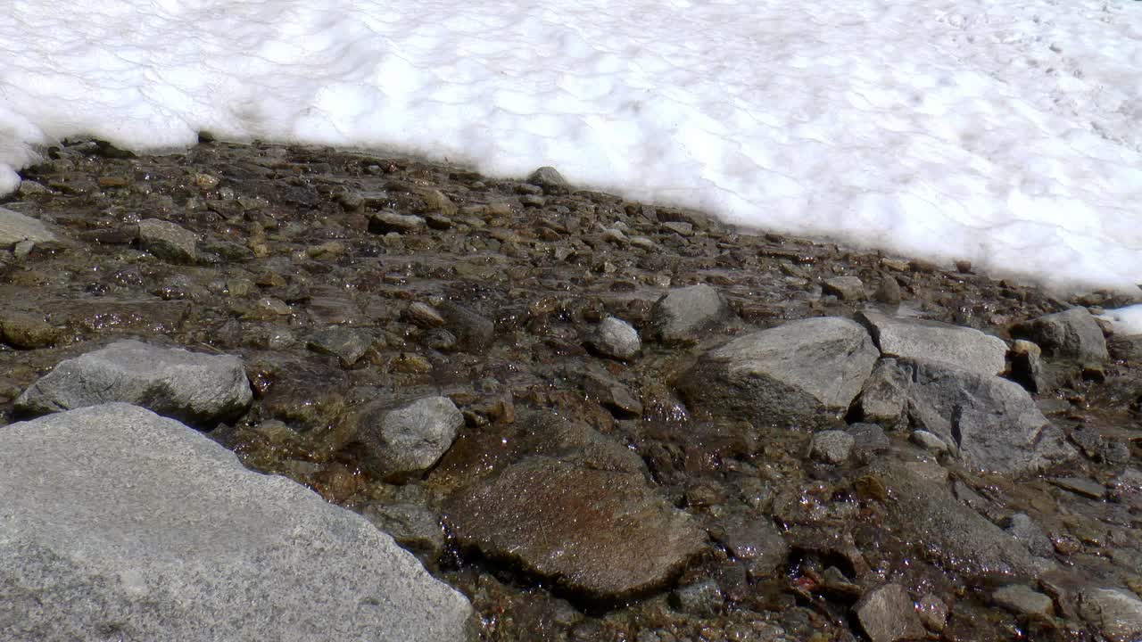 눈 밑에서 흘러나오는 녹은 물