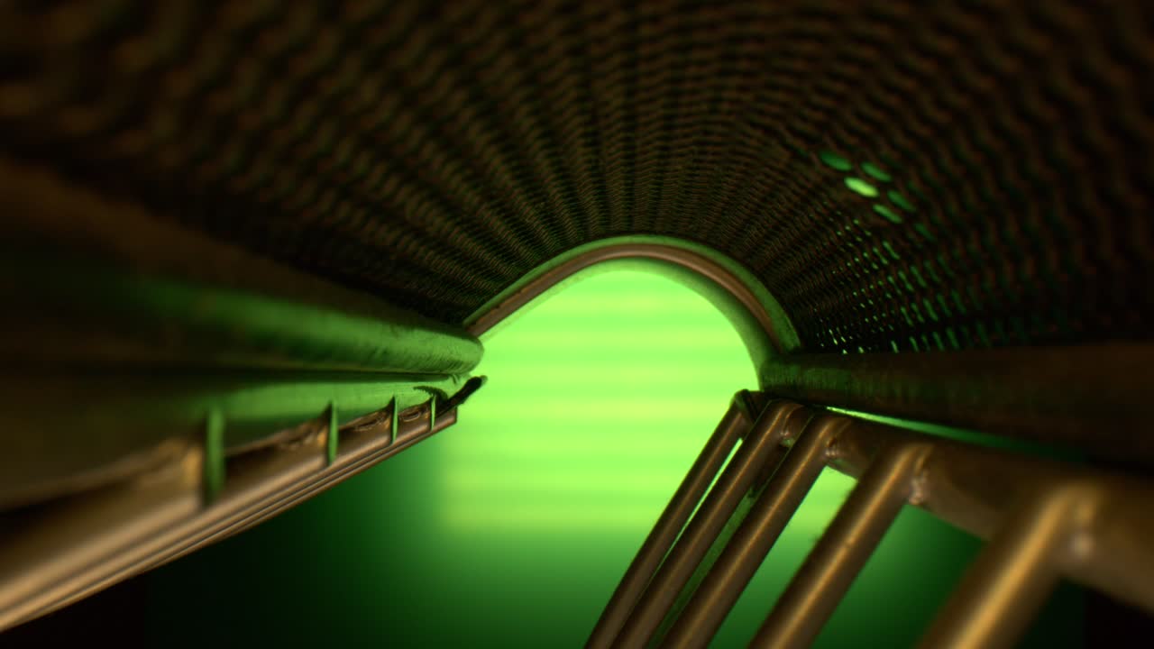 organizador interior de metal de oficina que tiene un arco de malla negra en la parte superior con retroiluminación verde al final