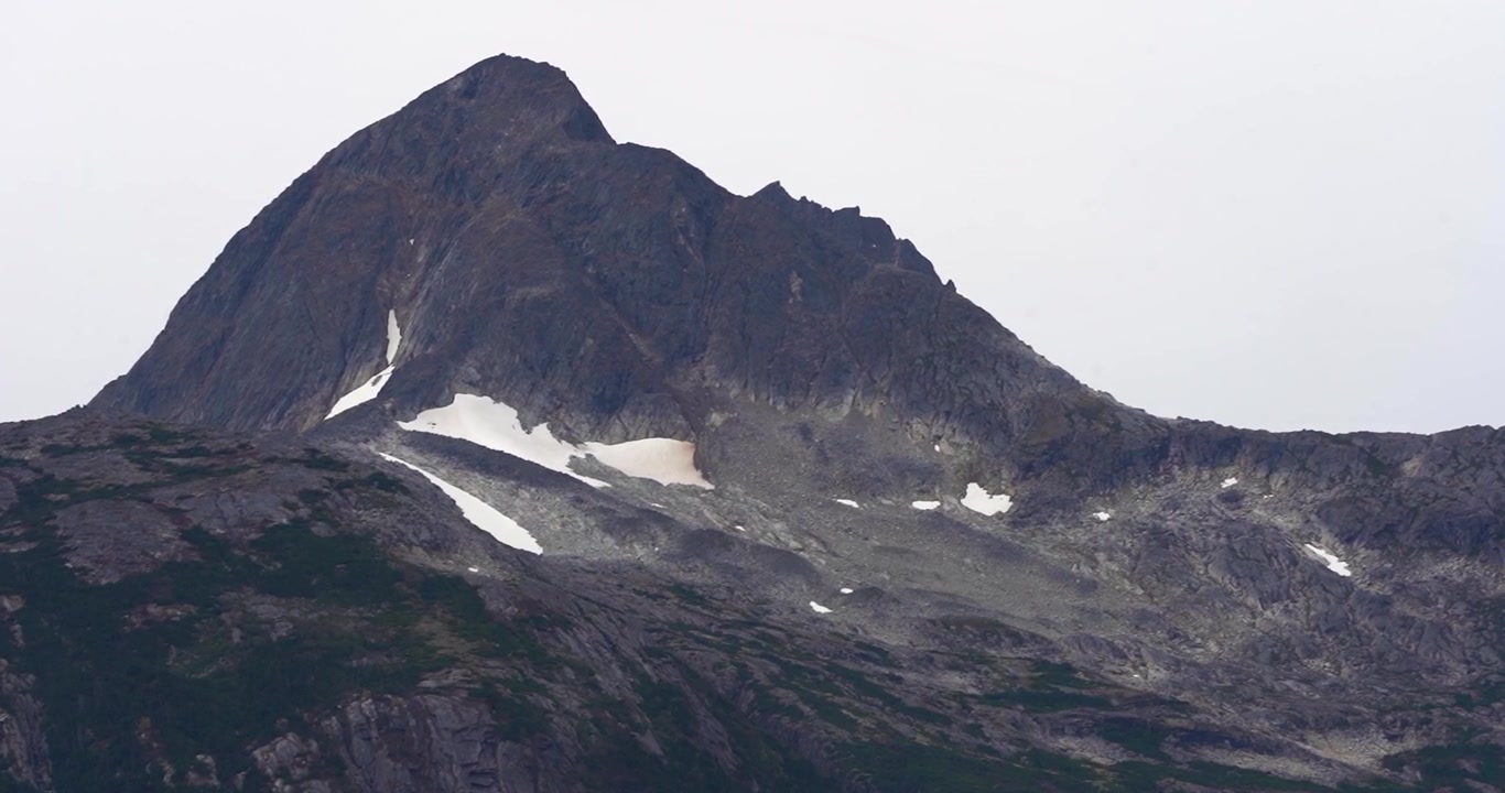 Skagway, Alaska vahşi doğasında gri kayalık dağ.