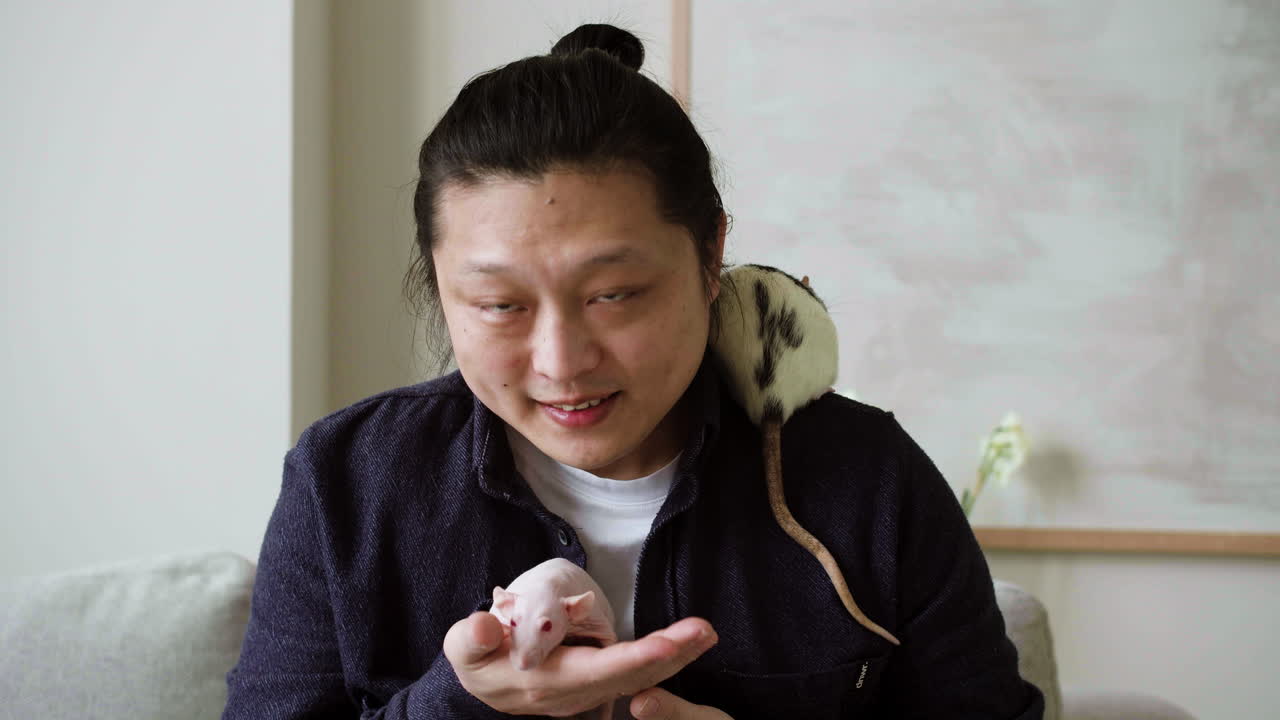 애완동물을 키우는 남자