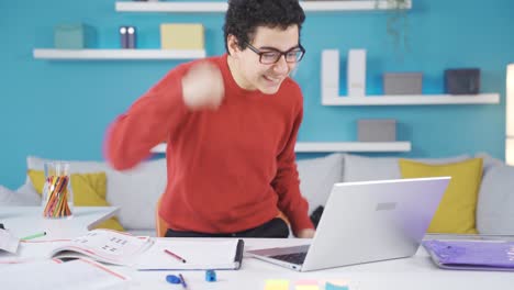 un niño joven que está feliz de recibir buenas y buenas noticias.