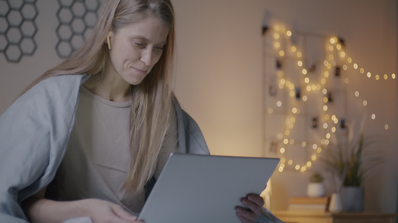 mujer haciendo una llamada de video desde casa