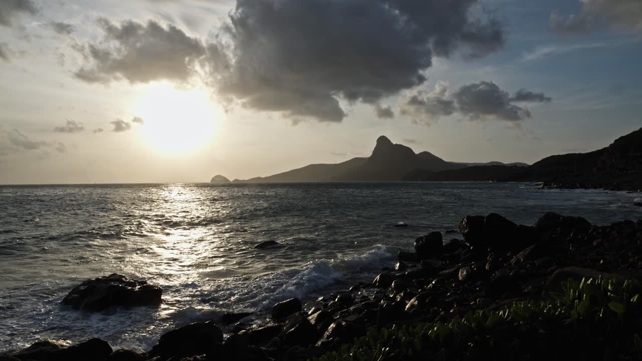 Praia rochosa na Ilha Con Dao, Vietnã, durante o pôr do sol ou nascer do sol.