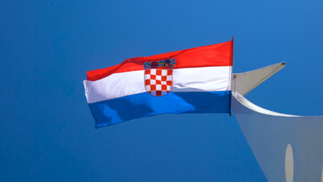 bandera de croacia ondeando en el viento