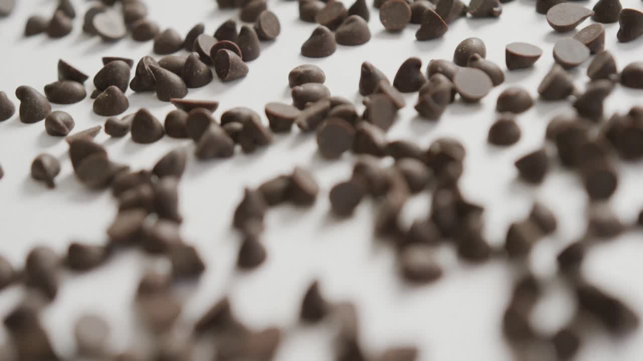 video de primer plano de varios trozos de chocolate sobre un fondo blanco