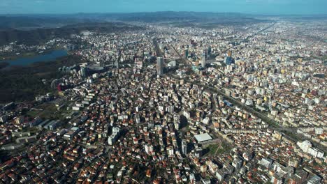 Vista-Panorámica-Completa-De-Tirana:-Capturando-El-Paisaje-Urbano-De-La-Ciudad-Desde-Arriba,-Revelando-Su-Diseño-Y-Desarrollo-Arquitectónico-únicos