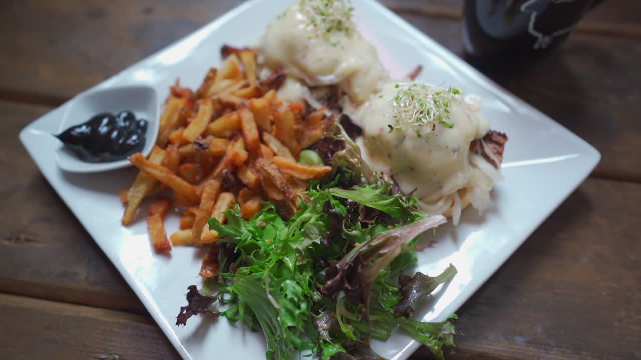 감자튀김을 곁들인 조식 에그 베네딕트