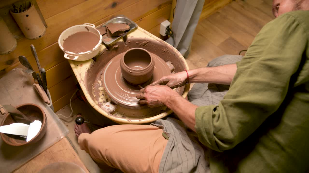점토공 의 바 에 점토 비 를 만드는 사람 의 클로즈업
