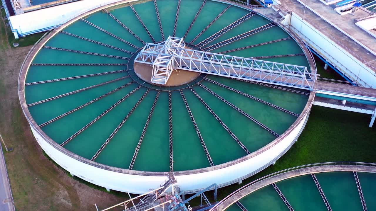 vista aérea recirculación clarificador de contacto sólido tanque de sedimentación, solución de tratamiento de agua, tratamiento de agua industrial.