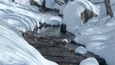 Gewundener-Gebirgsbach-Oder-Bach-In-Einem-Schneebedeckten-Wald-In-Gangwon-do,-Südkorea