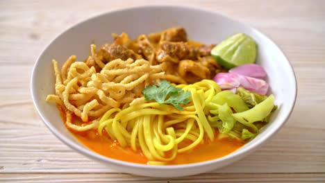 sopa de curry de fideos del norte de tailandia con cerdo estofado - estilo de comida tailandesa