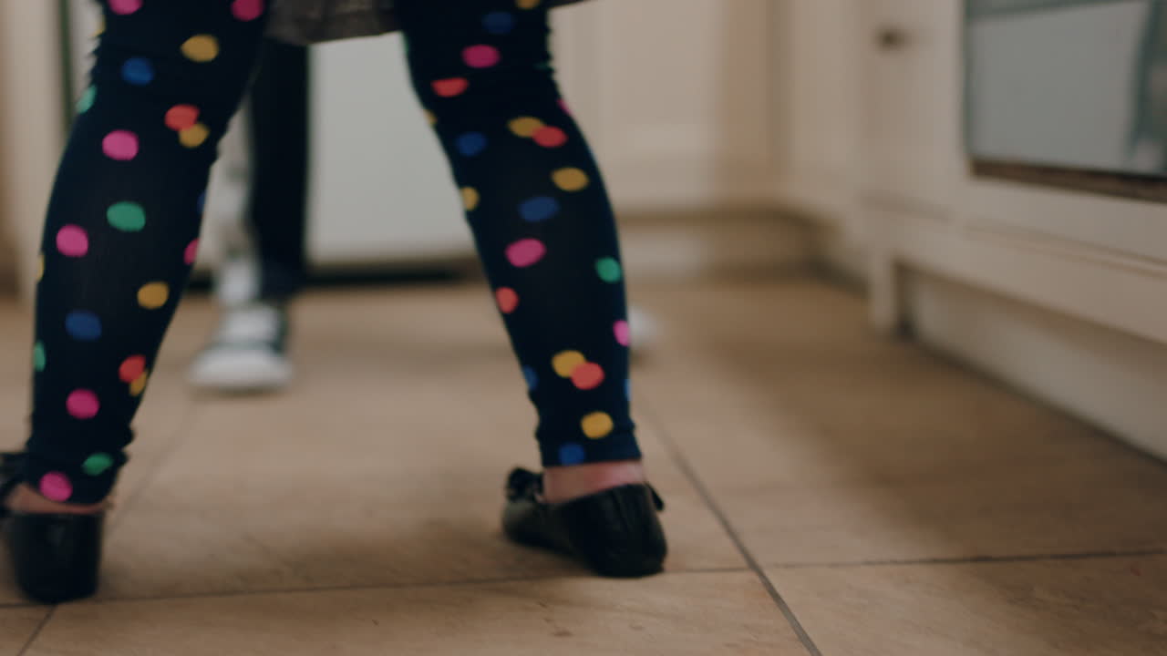 una adolescente feliz bailando con su hermana pequeña en la cocina hermanos divirtiéndose disfrutando de un baile divertido en casa juntos el fin de semana