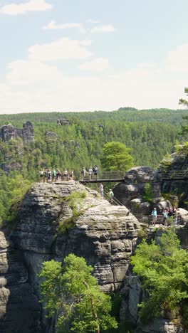 sachsen schweiz nationalpark, touristen an einem aussichtspunkt