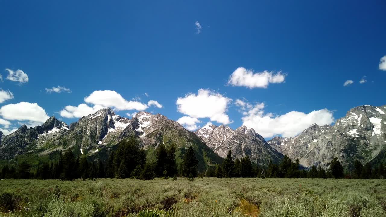 여름날 그랜드 티턴 국립공원의 그랜드 티턴 산맥 위로 구름이 부는 시간 경과