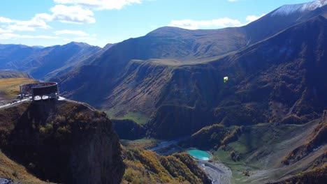 Gleitschirmfliegen-In-Den-Wunderschönen-Kaukasischen-Bergen,-In-Der-Nähe-Des-Denkmalgebäudes