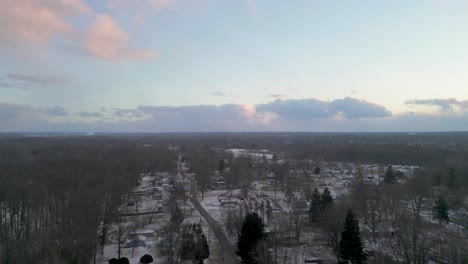 Toma-Aérea-De-Una-Puesta-De-Sol-De-Invierno-Con-Grandes-Nubes-Blancas-Y-Rayos-De-Luz