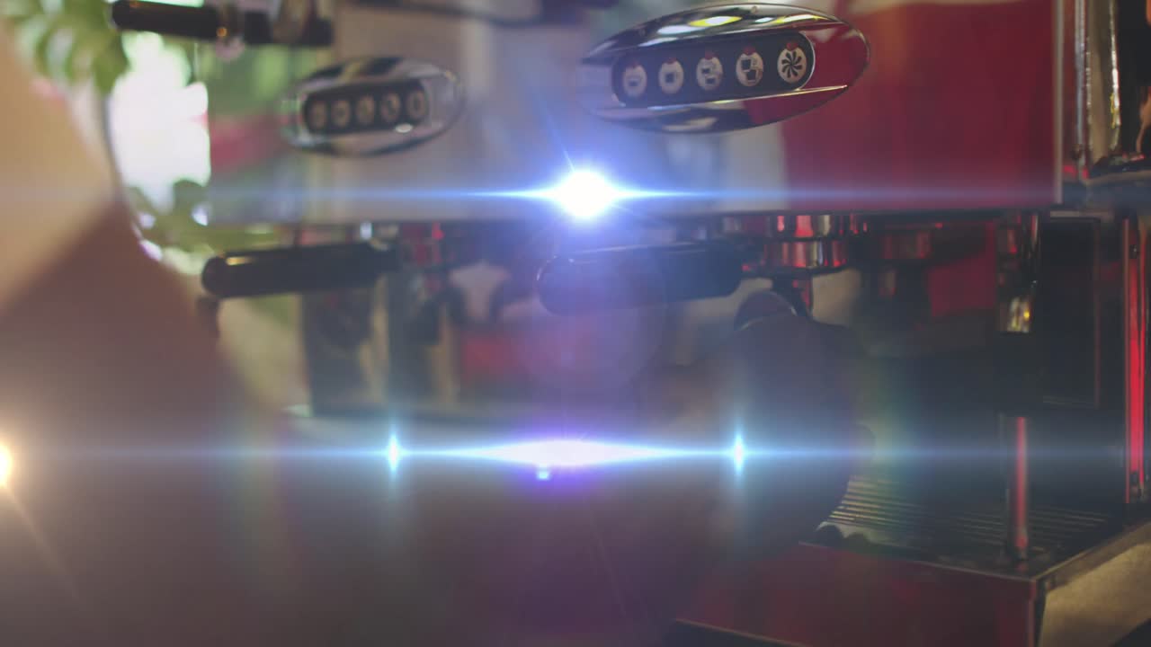 커피 머신을 사용하는 두 인종 남성 위에 빛의 반점의 애니메이션