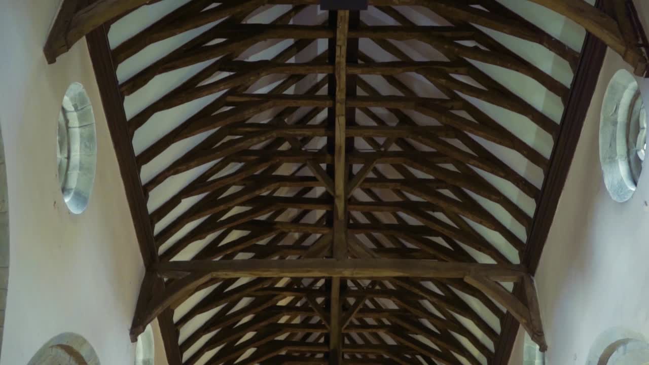 panorámica de vigas de madera maciza y techo dentro de una antigua iglesia