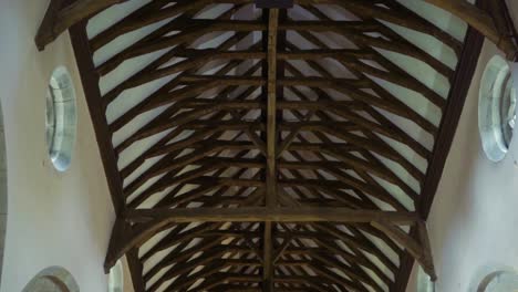 panorámica de vigas de madera maciza y techo dentro de una antigua iglesia