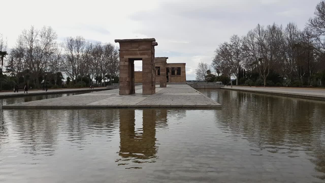 caminando por el templo de debod en madrid, el famoso templo de debod