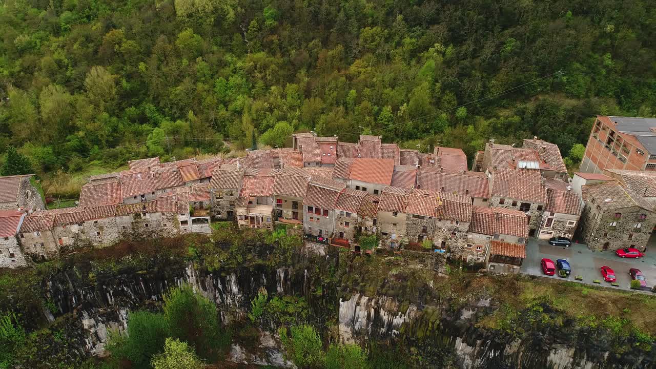 Medieval buildings line cliff’s edge, Castellfollit de la Roca mountain scenery