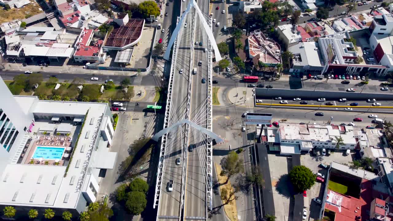 Ponte Matute Remus di giorno a Guadalajara.