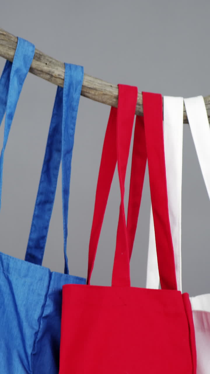 bolsos colgando de una rama