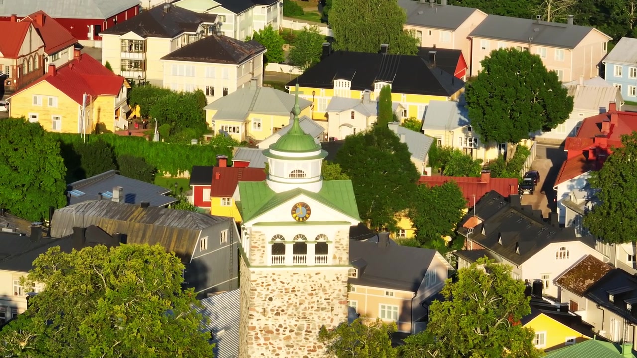 Teleobjektiivilla otettu dronekuva Tammisaaren kaupungin vanhastakaupungista, kesäauringonlasku Suomessa.