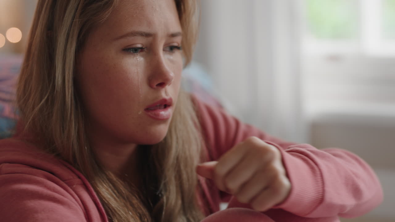 chica adolescente triste sola en casa sintiéndose deprimida de mal humor adolescente pensando en la ruptura emocional sentado en el dormitorio