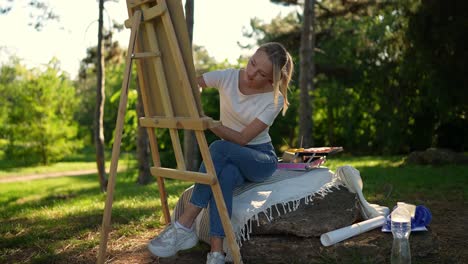 woman painting outdoors in a park