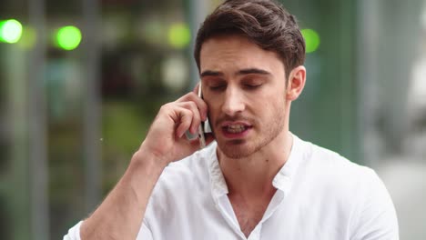 Hombre-De-Negocios-Hablando-Por-Teléfono-En-La-Calle.-Chico-Hablando-Por-Teléfono-Inteligente-Con-Su-Pareja