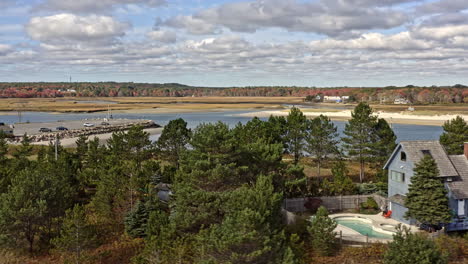 Wells,-Maine,-Luftaufnahme-V1,-Wunderschöne-Landschaftsaufnahme,-Drohne-Fliegt-Um-Den-Hafen-Von-Wells-Und-Erfasst-Die-Ufermauer,-Den-Strand-Von-Drakes-Island-Und-Ferienhäuser-Am-Meer-Tagsüber-–-Oktober-2020