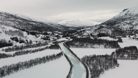 vista aérea del paisaje cubierto de nieve y el río en la región de narvik, condado de nordland, noruega - disparo de drones