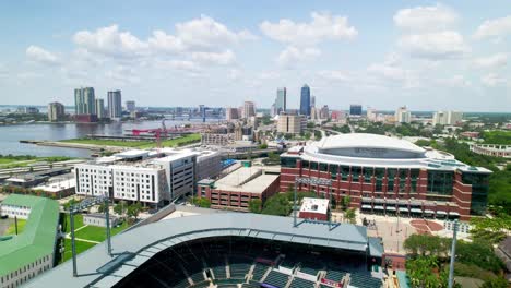 Drone-Volando-Sobre-El-Campo-De-Béisbol-En-Un-Día-Claro-En-Jacksonville,-Florida