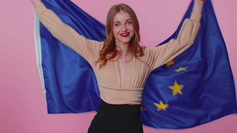 Bonita-Jovencita-Ondeando-La-Bandera-De-La-Unión-Europea,-Sonriendo,-Aplaudiendo-Las-Leyes-Democráticas,-Las-Libertades-De-Derechos-Humanos.