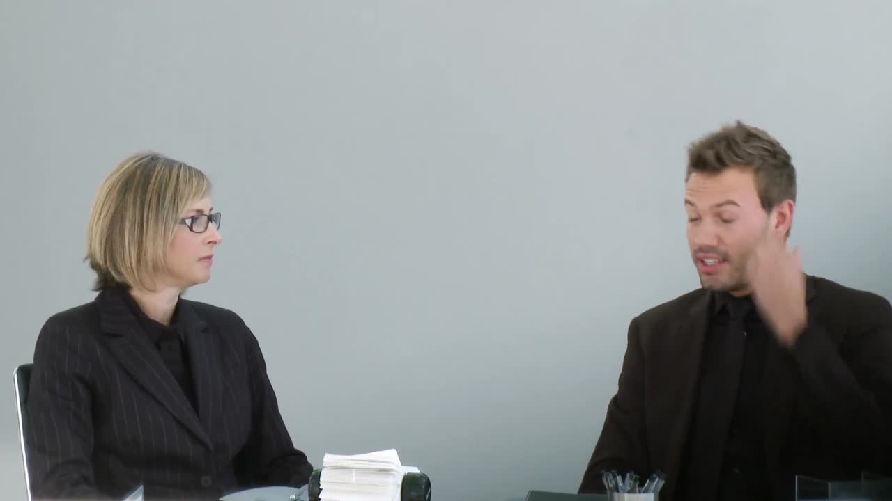 두 동료가 사업에 대해 이야기하고 있습니다.