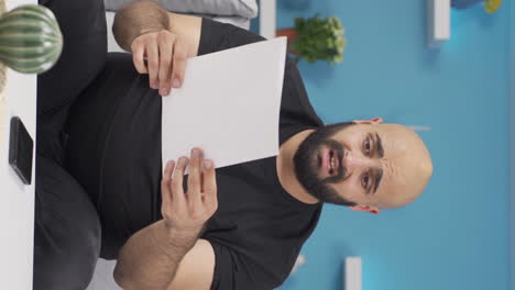 vídeo vertical del hombre que se preocupa por el papeleo abusivo.
