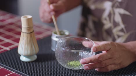 preparación de té matcha
